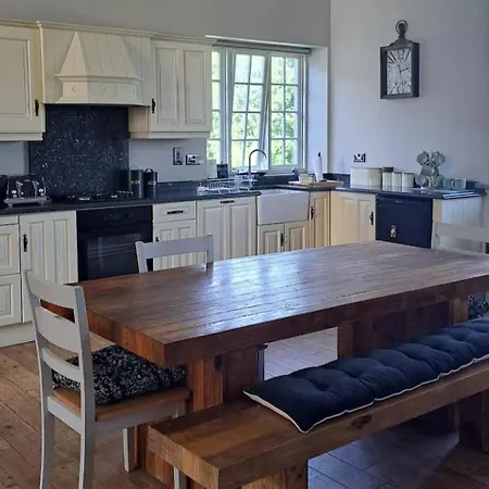 Cozy School House Retreat In Nyaraló *