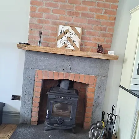 Cozy School House Retreat In 펜션 Foynes