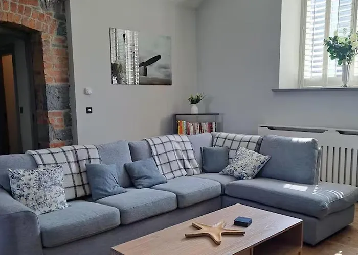 Cozy School House Retreat In בית נופש *