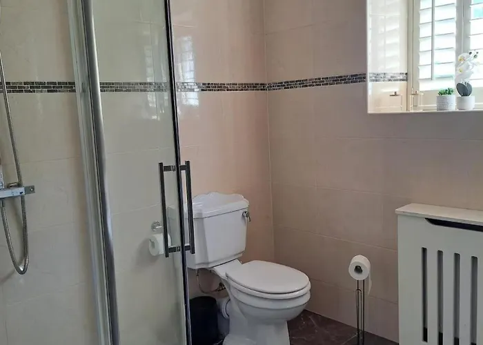 Cozy School House Retreat In בית נופש